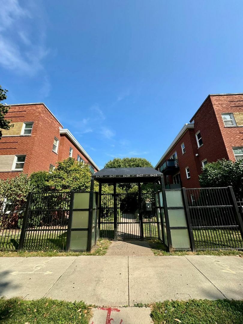 Property Photo: 6433 N Damen Avenue 3E IL 60645