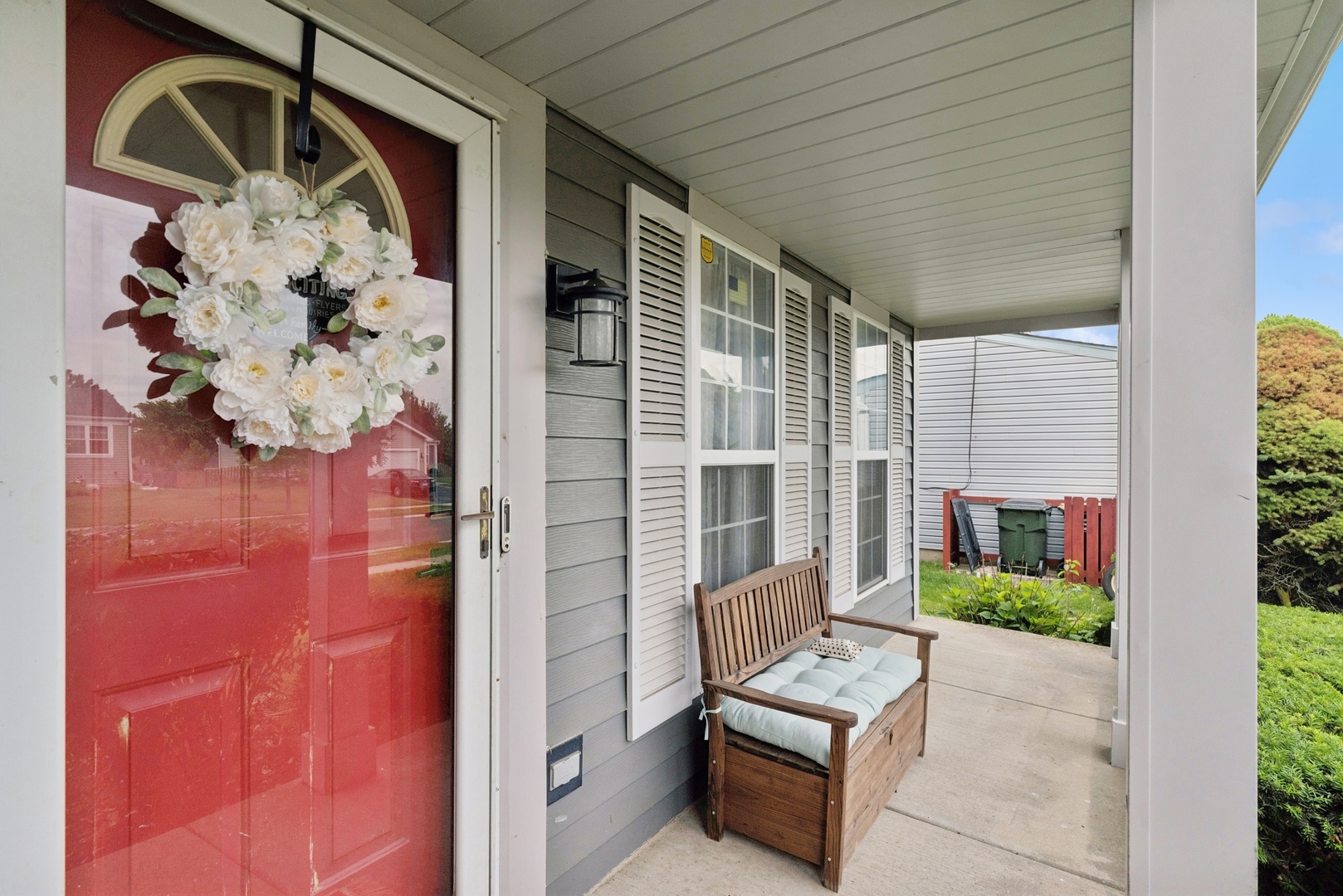 Property Photo: 125 W Sprucewood Lane IL 60073