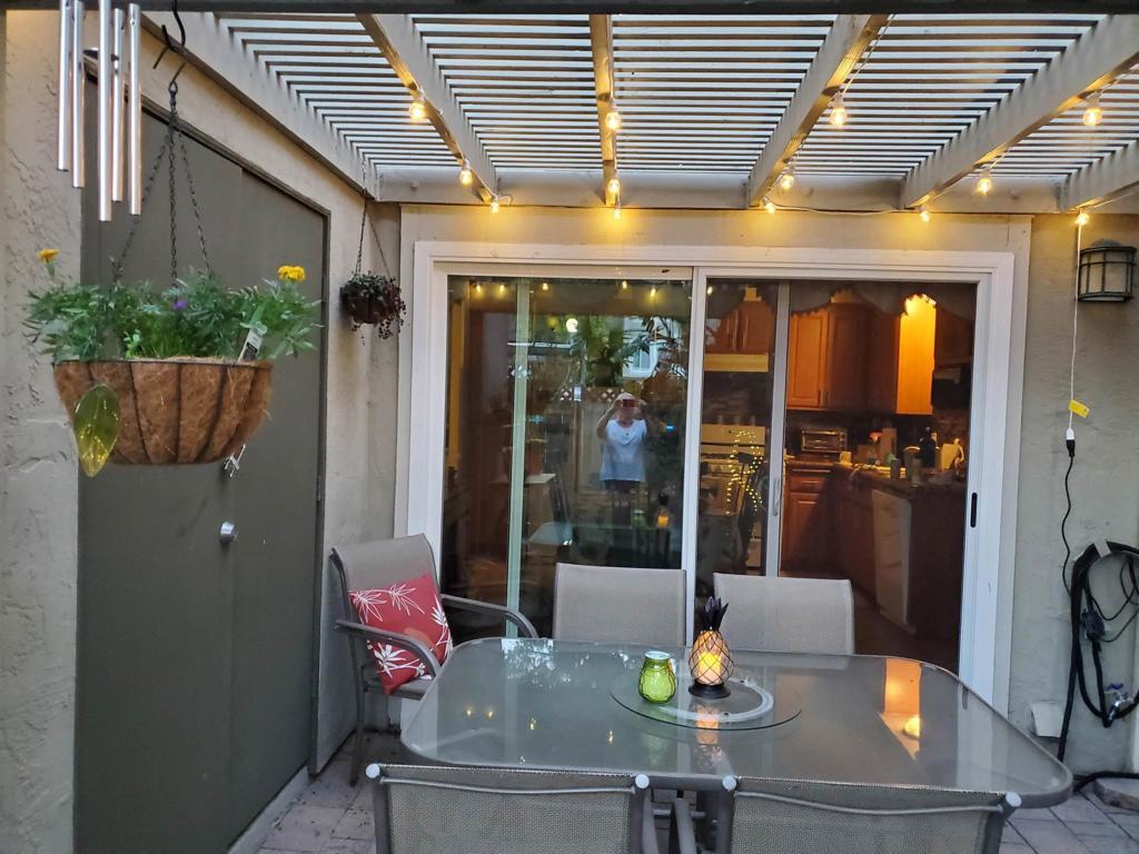 Property Photo:  