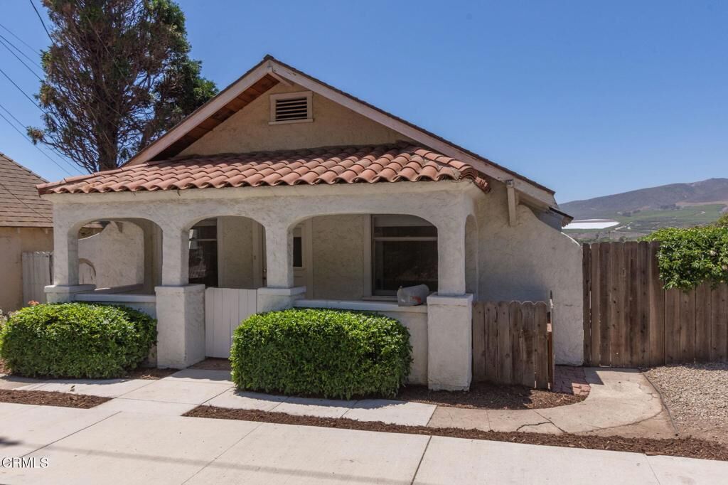 Property Photo:  253 Cedar Street  CA 93001 