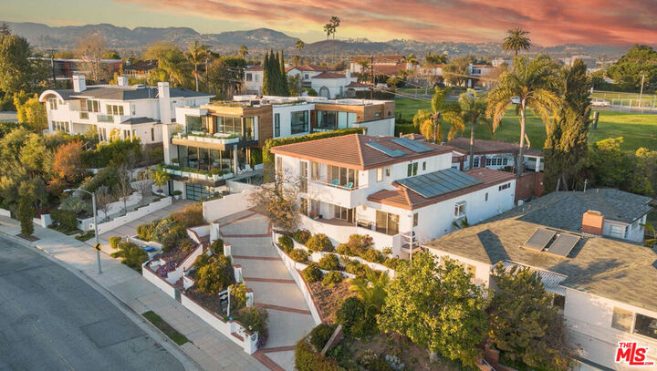 Property Photo:  905 Berkeley Street  CA 90403