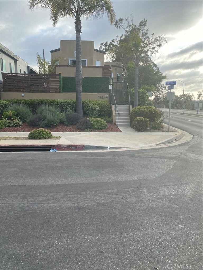 Property Photo: 1744 10th Street 5 CA 90404