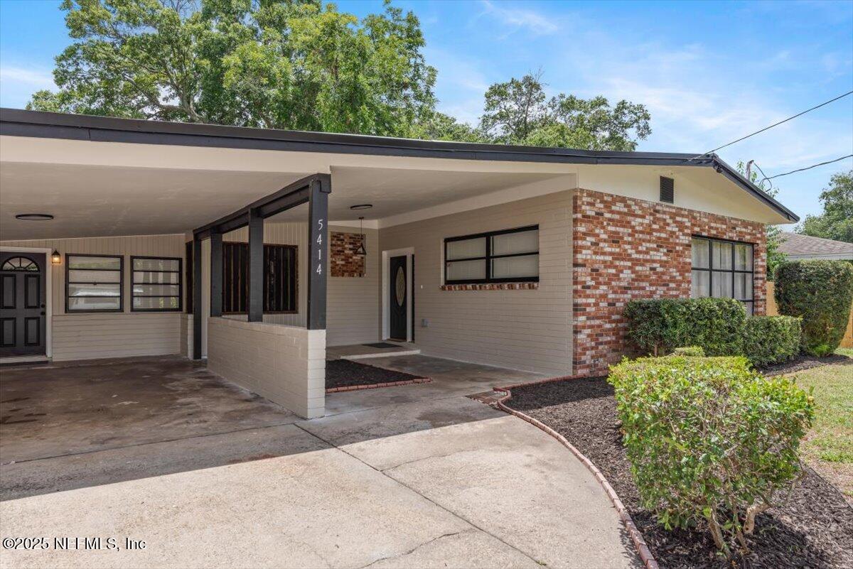 Property Photo: 5414 Playa Way FL 32211