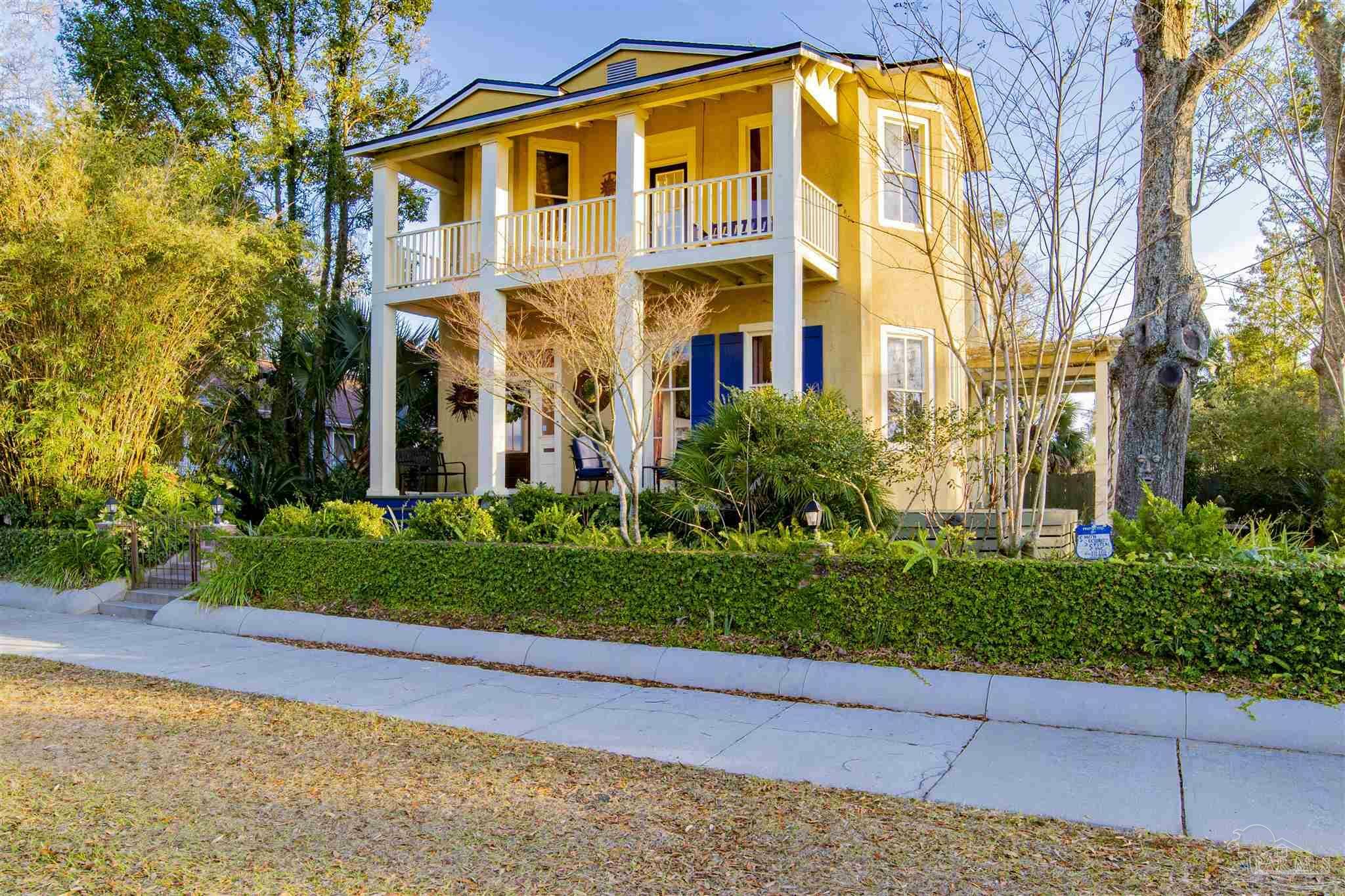 Property Photo: 1005 E Jackson St FL 32501