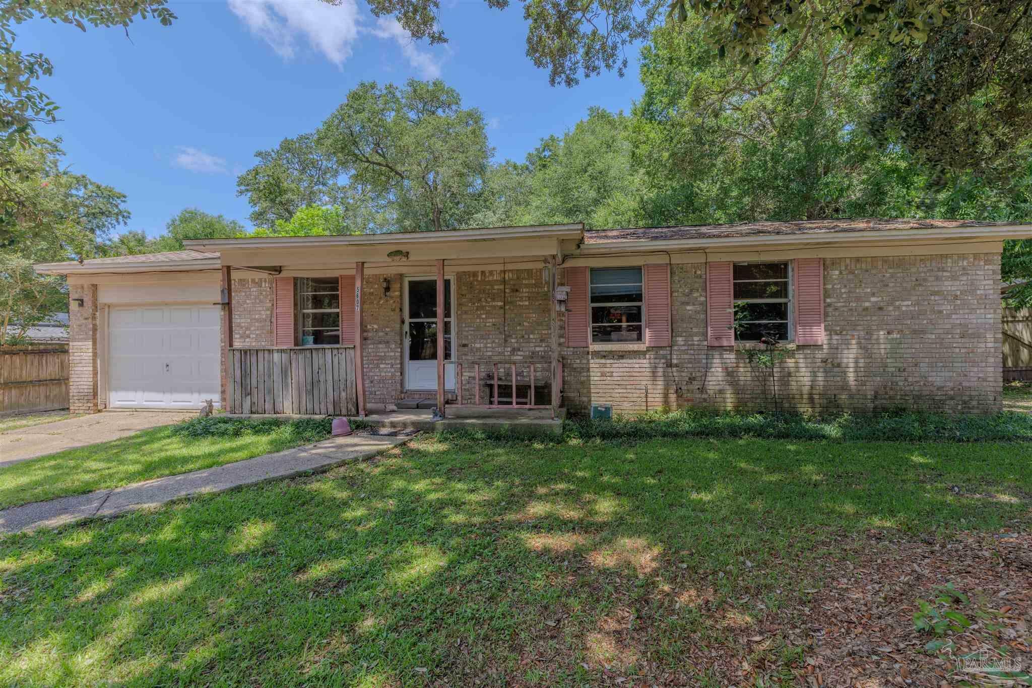 Property Photo: 5607 Scotland Cir FL 32526