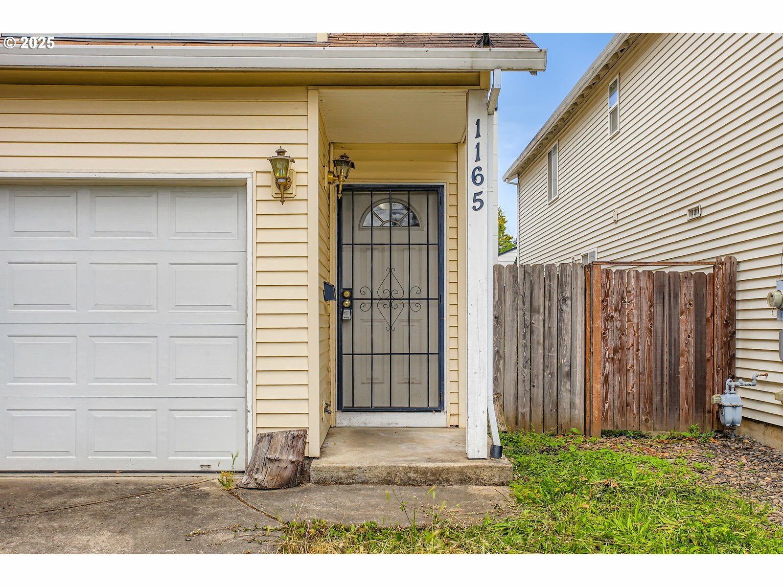 Property Photo:  1165 SE 85th Ave  OR 97216 