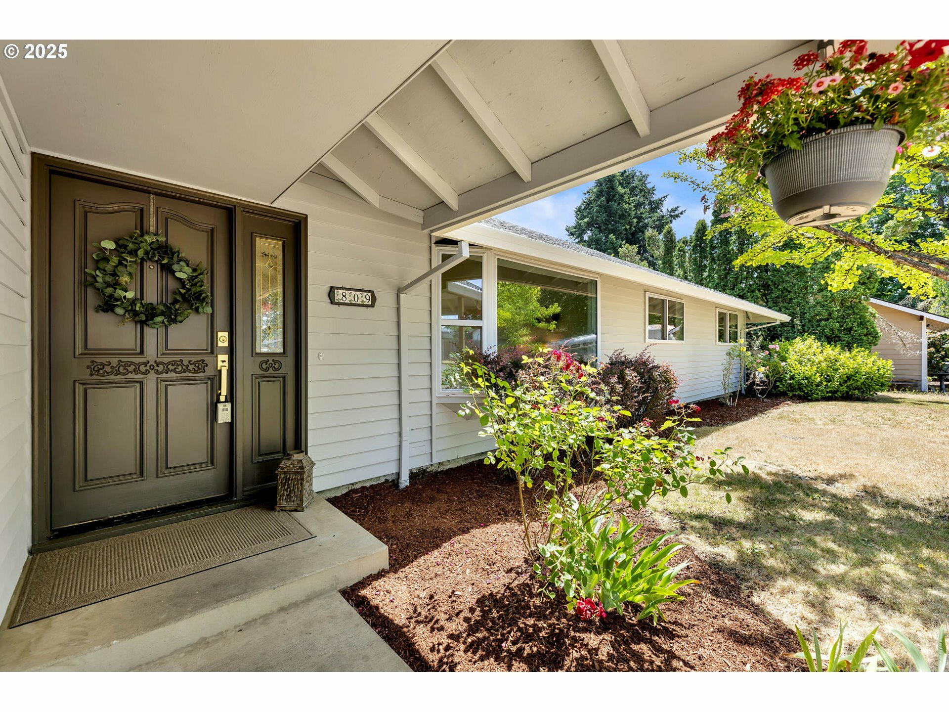 Property Photo:  809 SE 119th Ave  WA 98683 