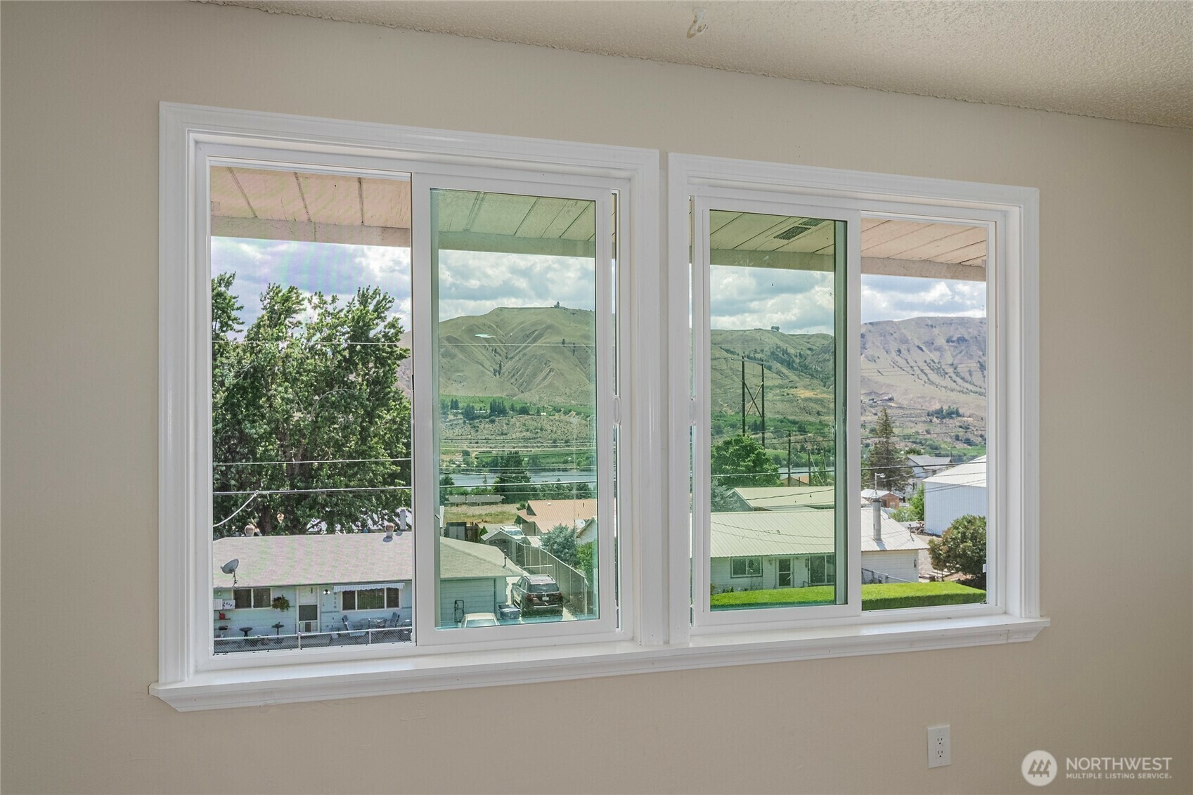 Property Photo: 2117 S Majestic Drive WA 98802