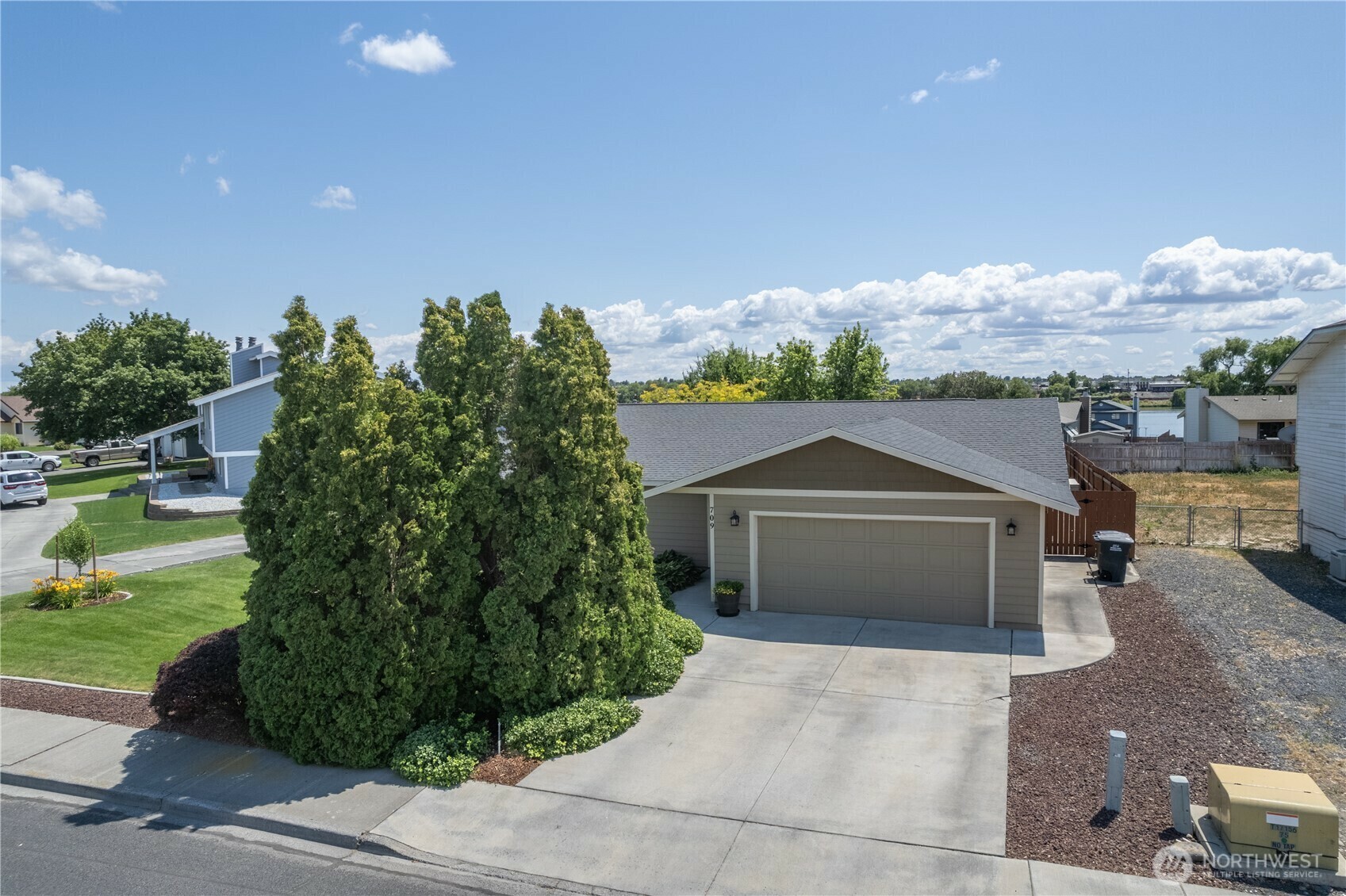 Property Photo: 709 W Sage Bay Drive WA 98837