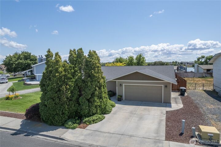 Property Photo:  709 W Sage Bay Drive  WA 98837 