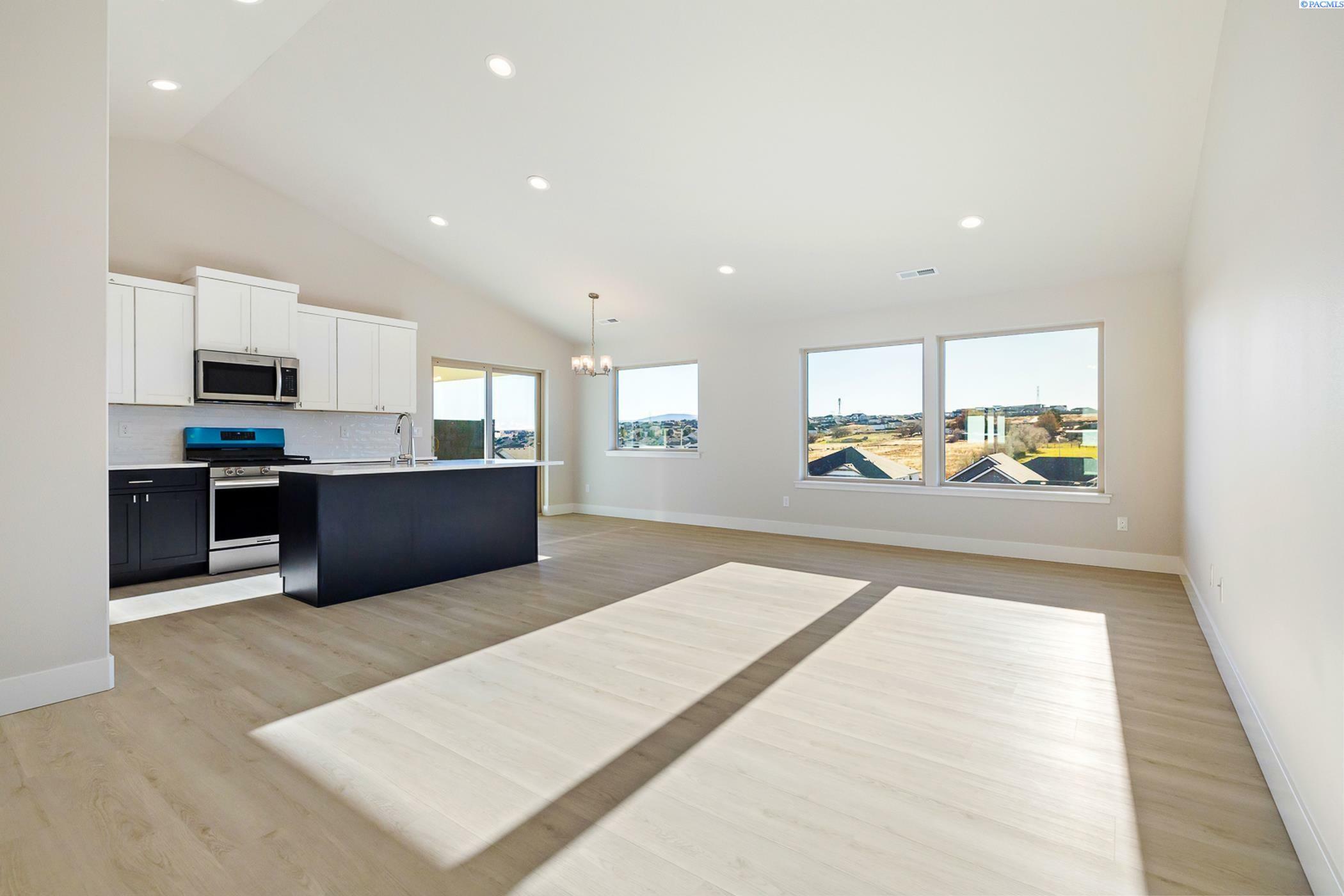 Property Photo: 6435 W 30th Pl WA 99338