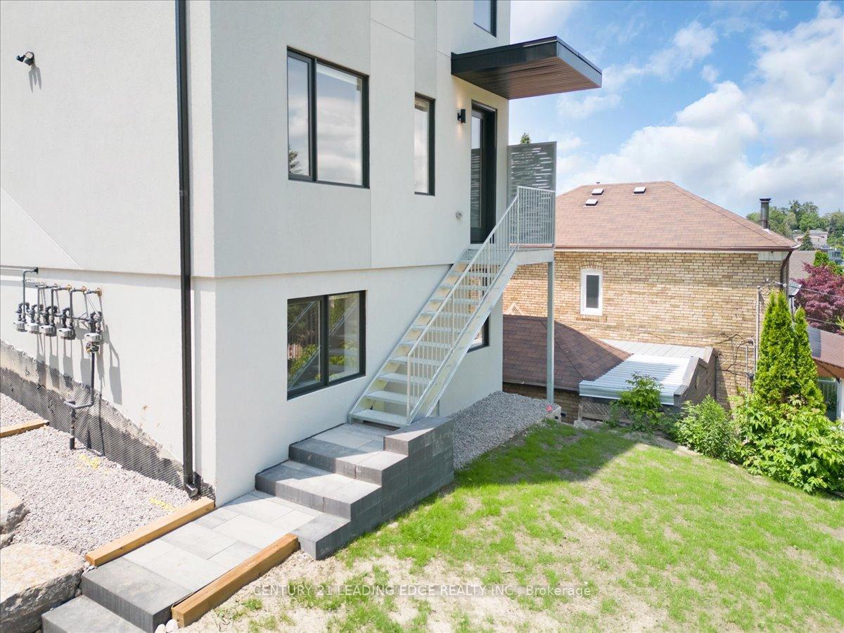 Property Photo: 10 Summit Avenue 3 ON M6E 1X4