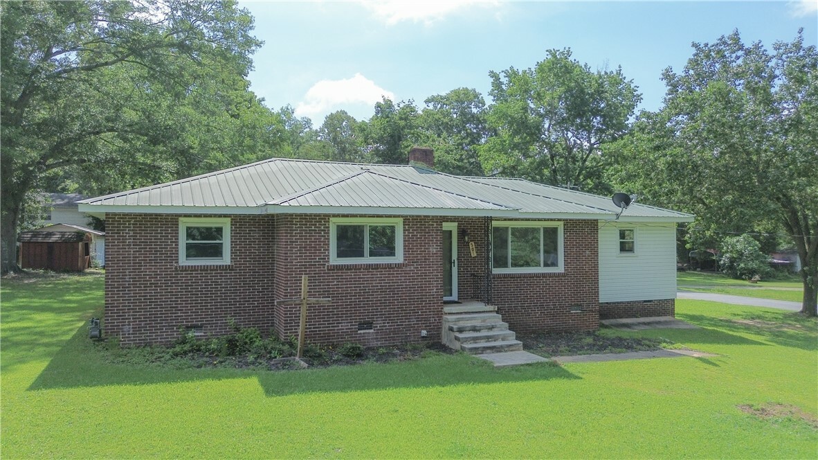 Property Photo: 501 Forest Lane SC 29627
