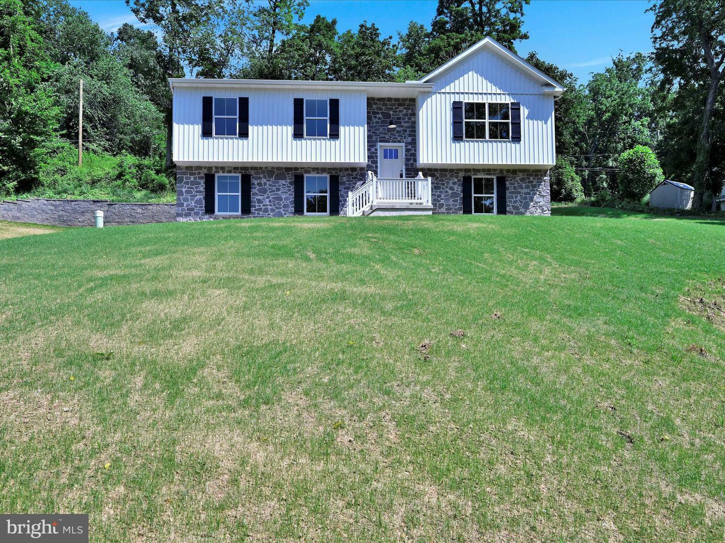 Property Photo:  520 Betty Lane  PA 17512 