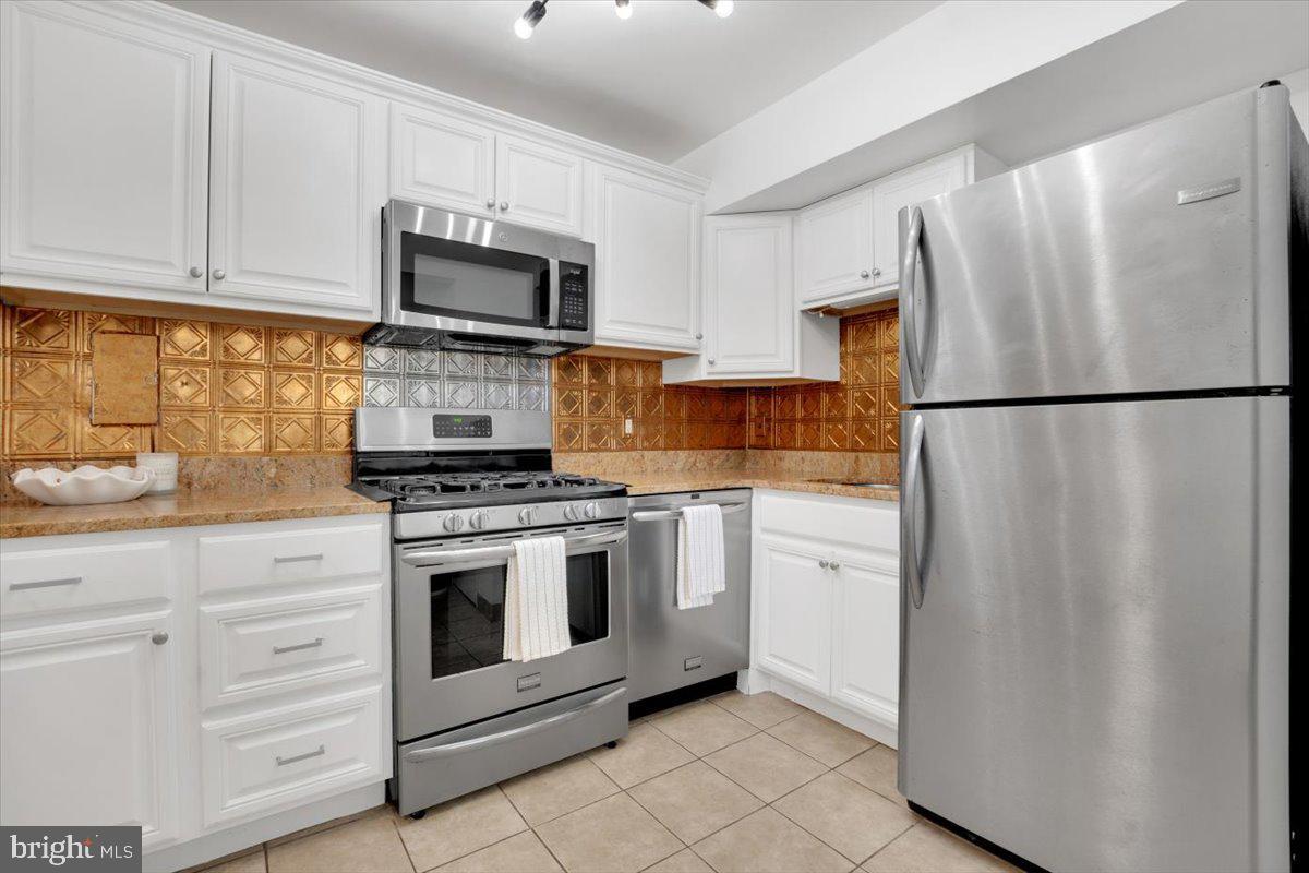 Property Photo: 5904 Mayflower Court VA 22312