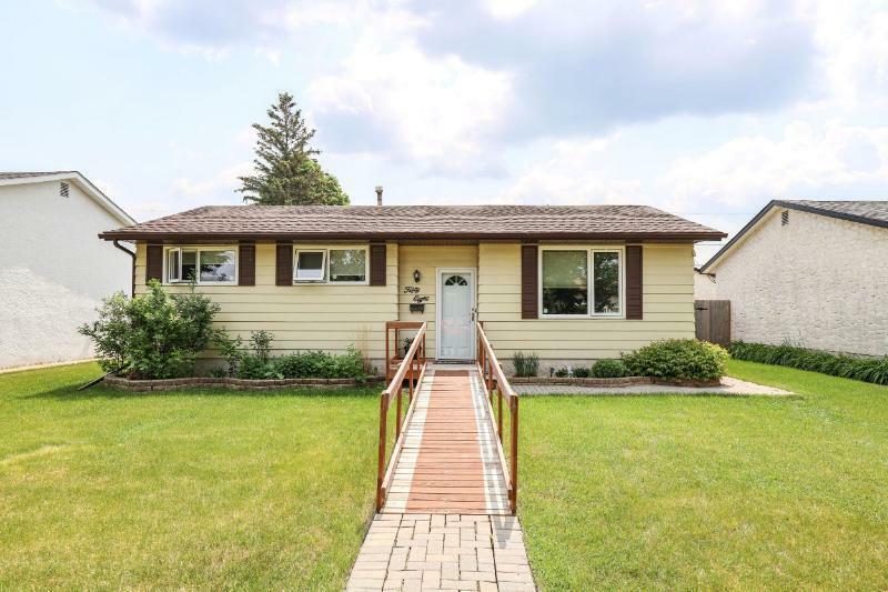Property Photo: 58 Abbotsford Crescent MB R2M 2S5