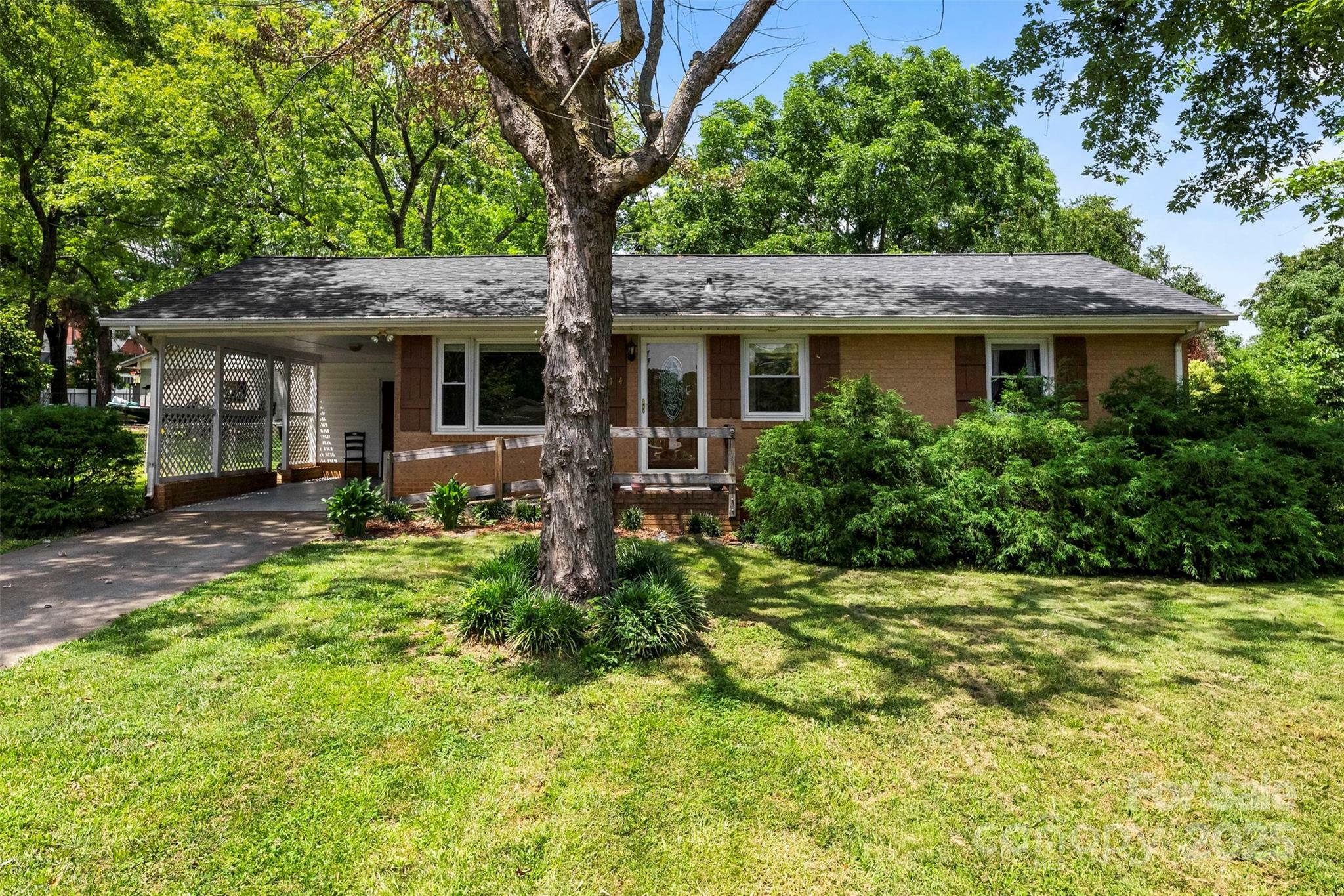 Property Photo: 814 W Gold Street NC 28086