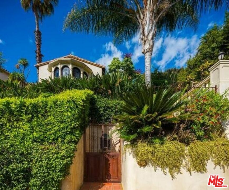 Property Photo: 6613 Whitley Ter CA 90068