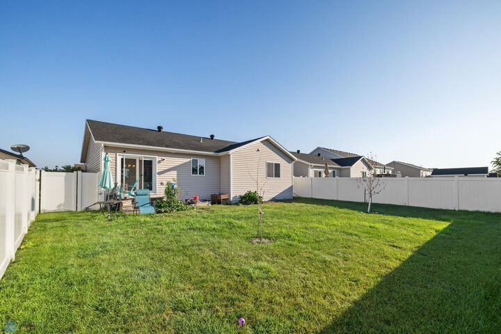 Property Photo:  959 29 Avenue W  ND 58078 