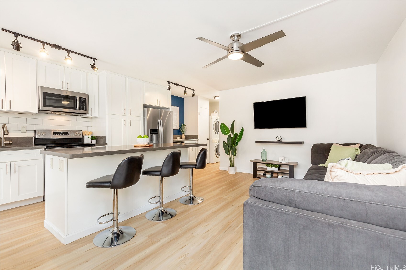 Property Photo: 1670 Kalakaua Avenue 206 HI 96826