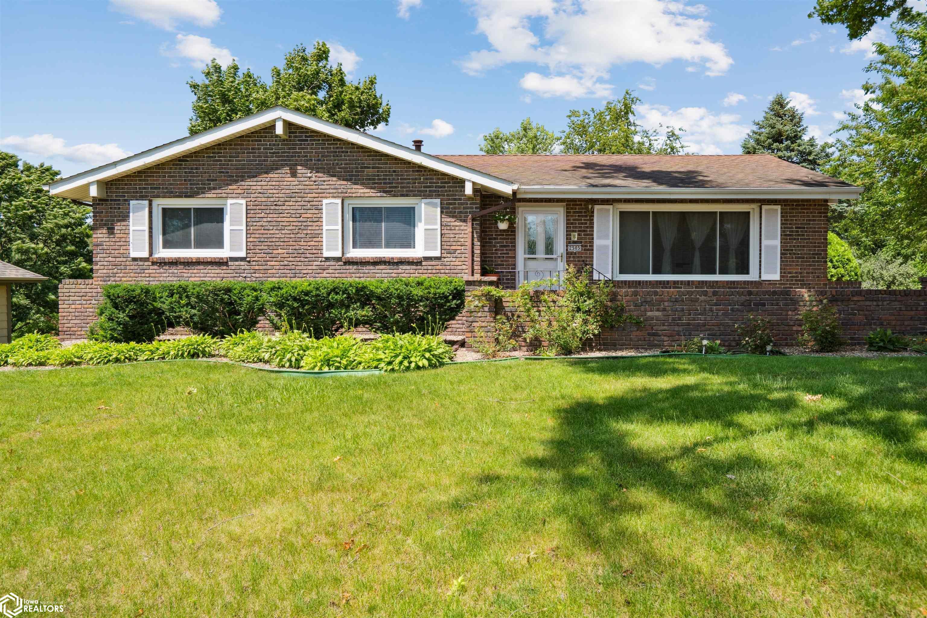 Property Photo: 2505 Reyclif Drive IA 50158