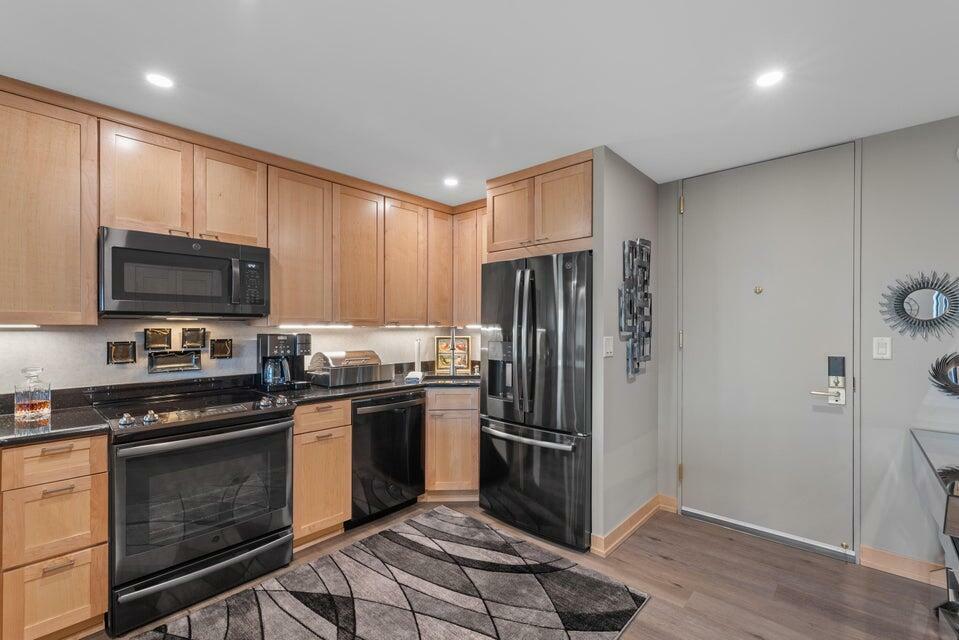 Property Photo:  929 N Astor St 2405  WI 53202 