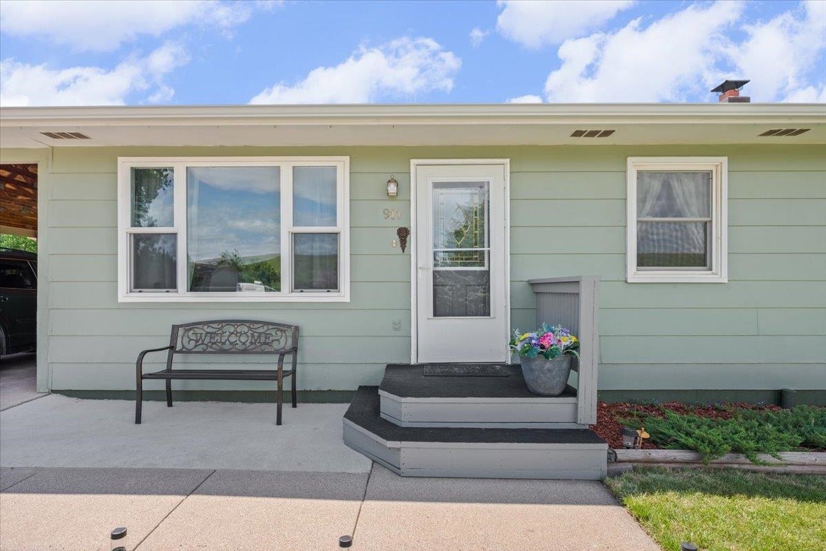 Property Photo: 911 S 32nd Street SD 57783