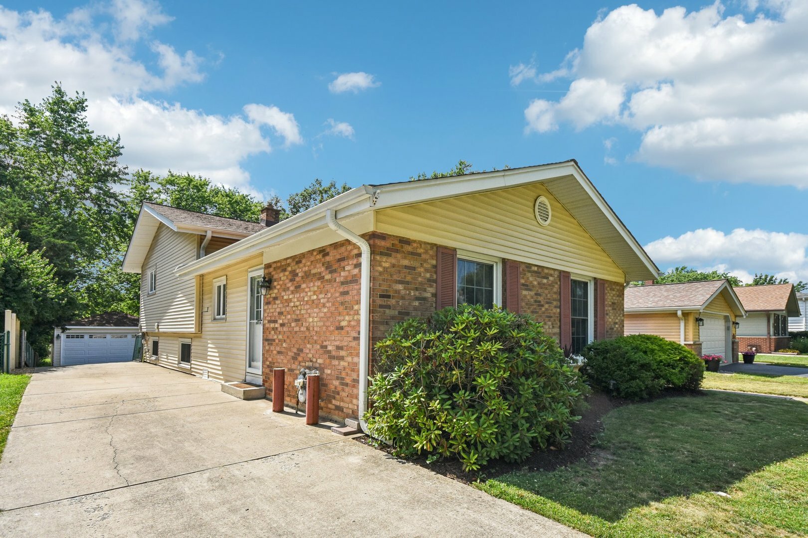 Property Photo: 262 S Ellyn Avenue IL 60137