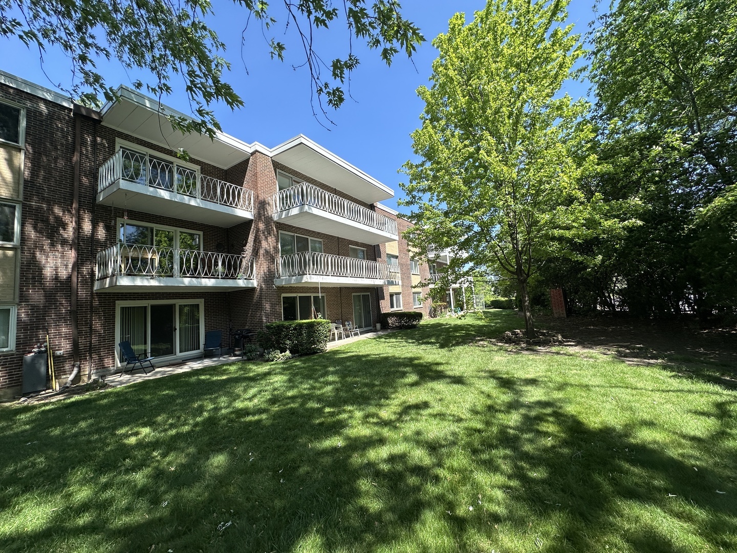 Property Photo:  200 Deborah Lane 13C  IL 60090 