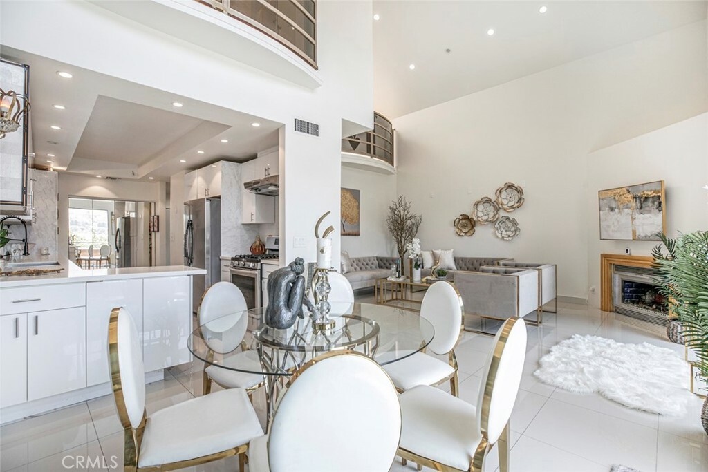 Property Photo: 13331 Moorpark Street 319 CA 91423