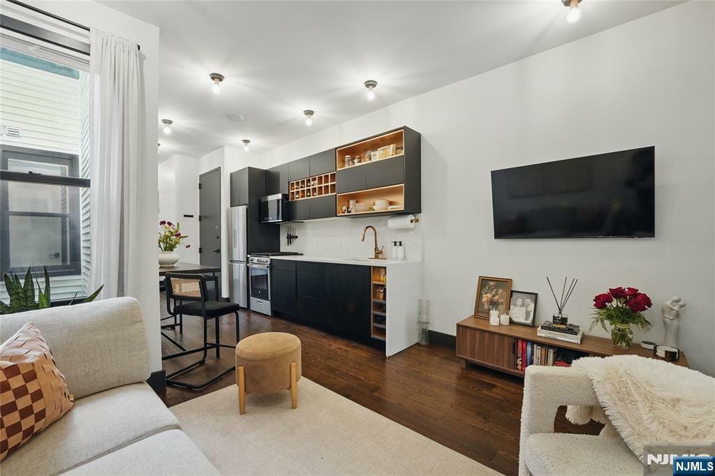 Property Photo:  43 Thorne Street 1B  NJ 07307 