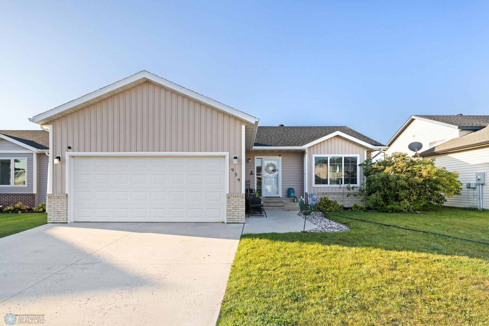 Property Photo:  959 29 Avenue W  ND 58078 