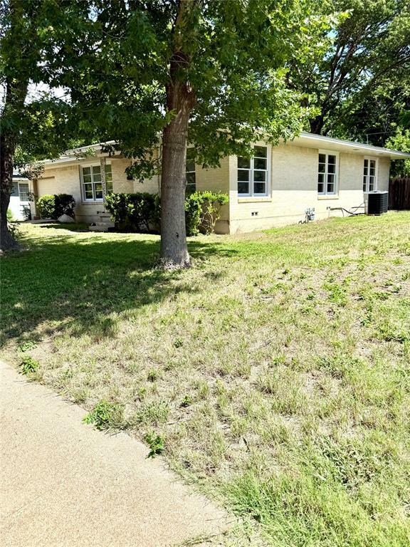 Property Photo: 102 E Walker Avenue TX 76501