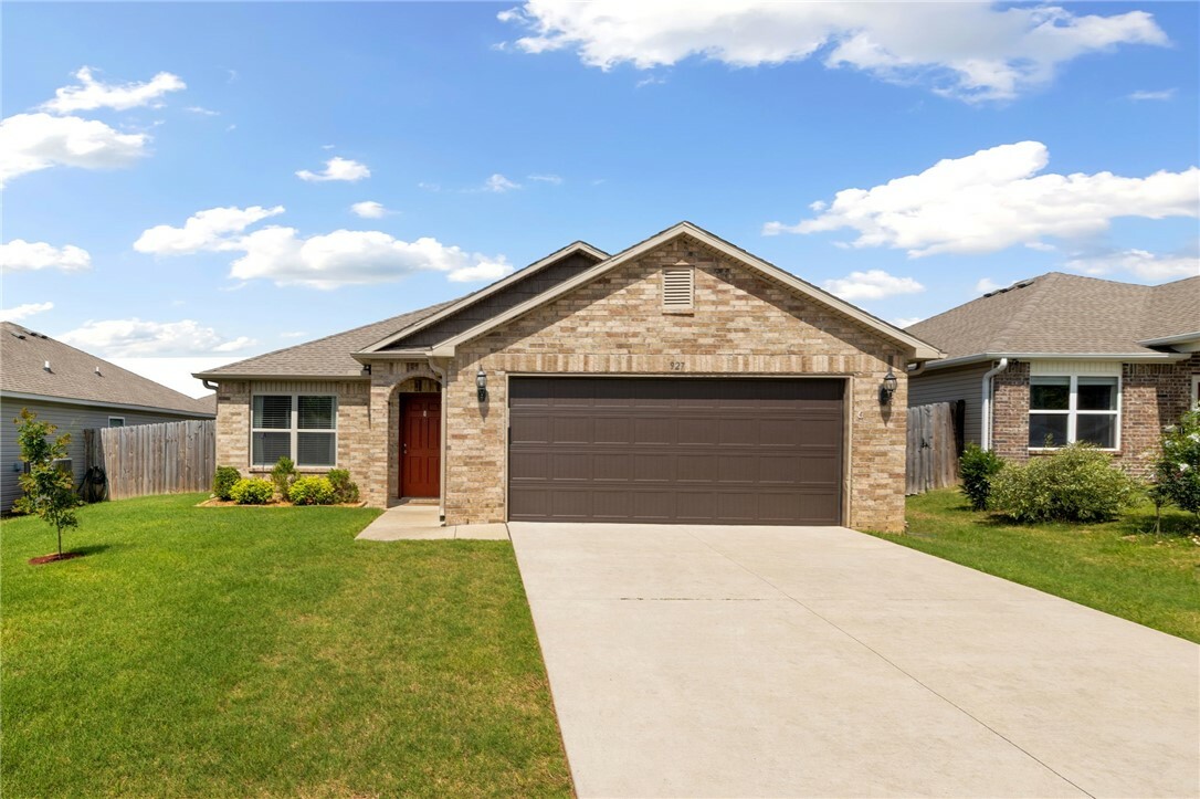 Property Photo: 927 E Swift Drive AR 72701