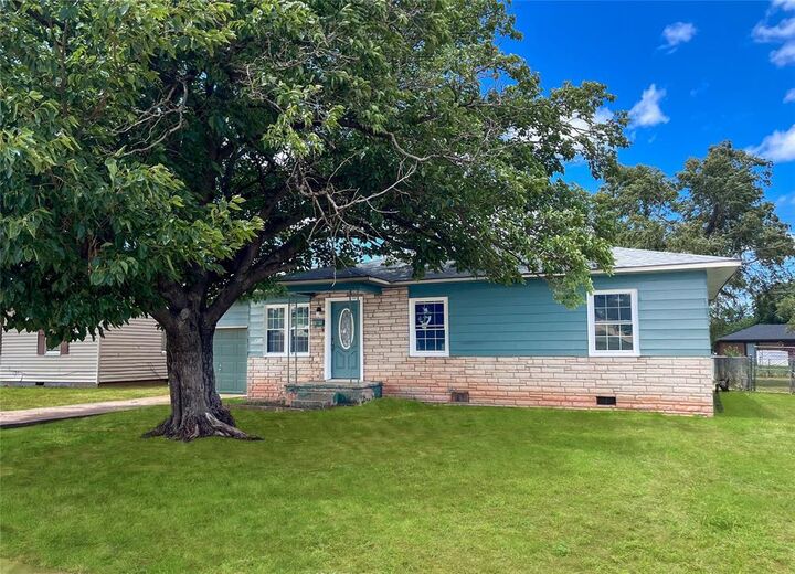 Property Photo: 1329 E Spruce Street OK 73521