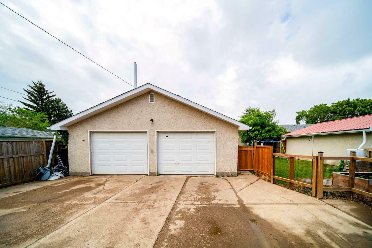 Property Photo: 718 7 Avenue AB T9W 1C1