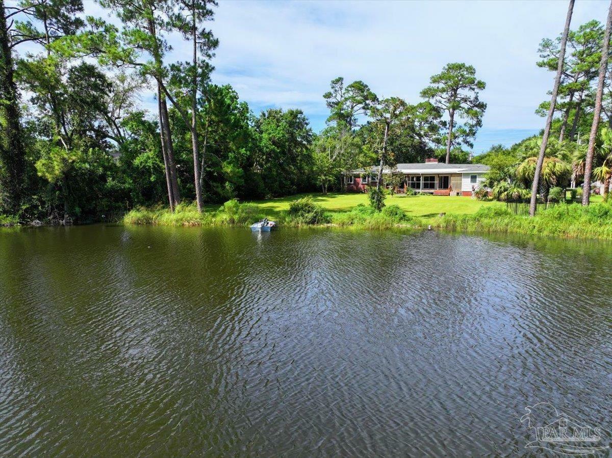 Property Photo: 4 Lakeside Dr FL 32507