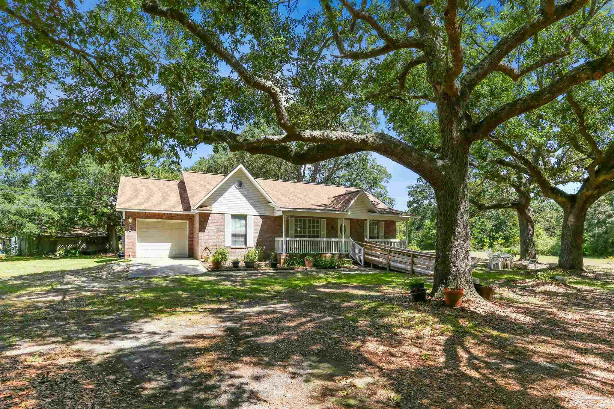 Property Photo: 939 Avalon Blvd FL 32583