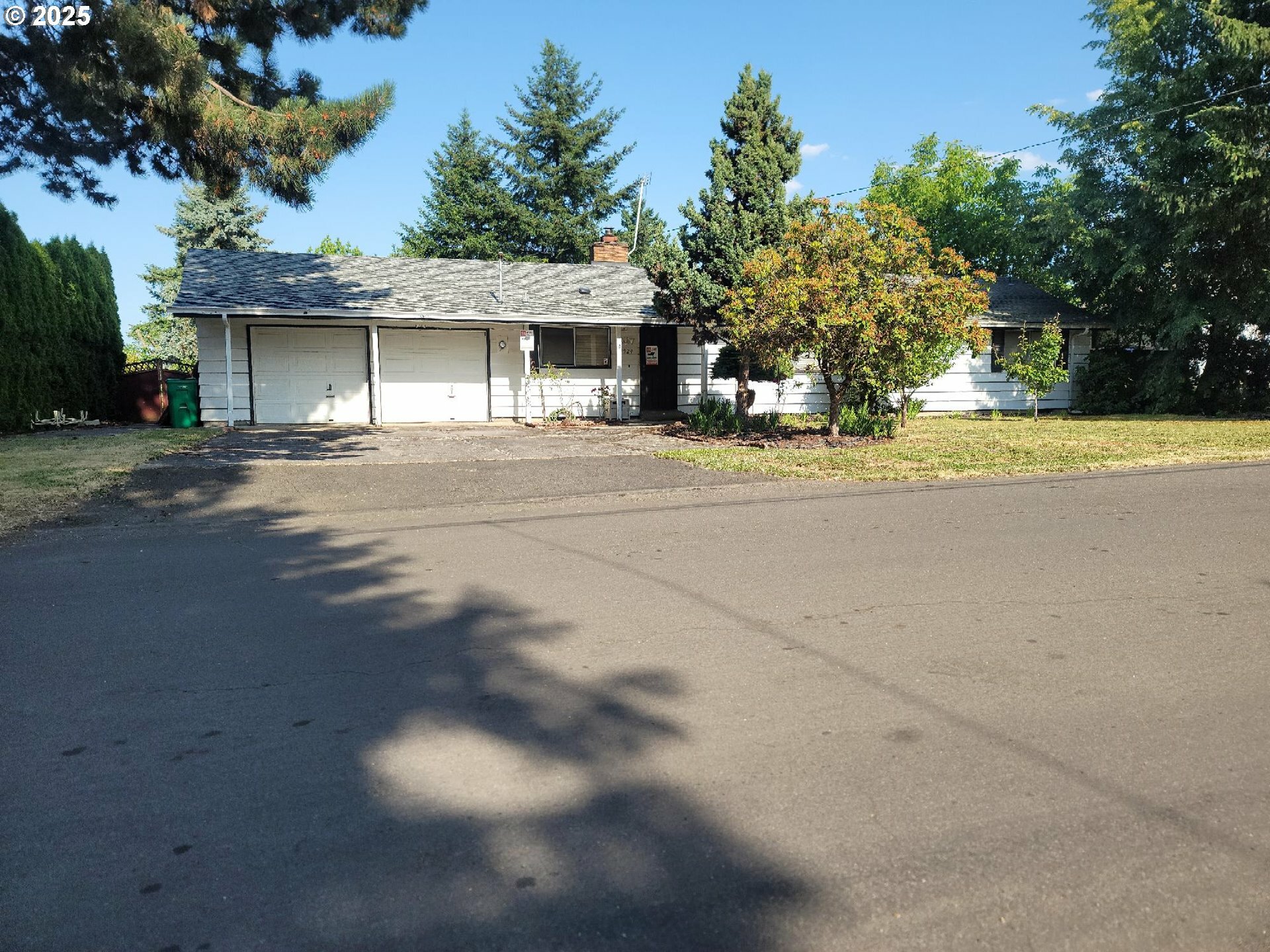 Property Photo:  1924 NE 141st Ave  OR 97230 