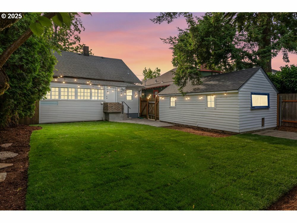 Property Photo: 320 NE 75th Ave OR 97213
