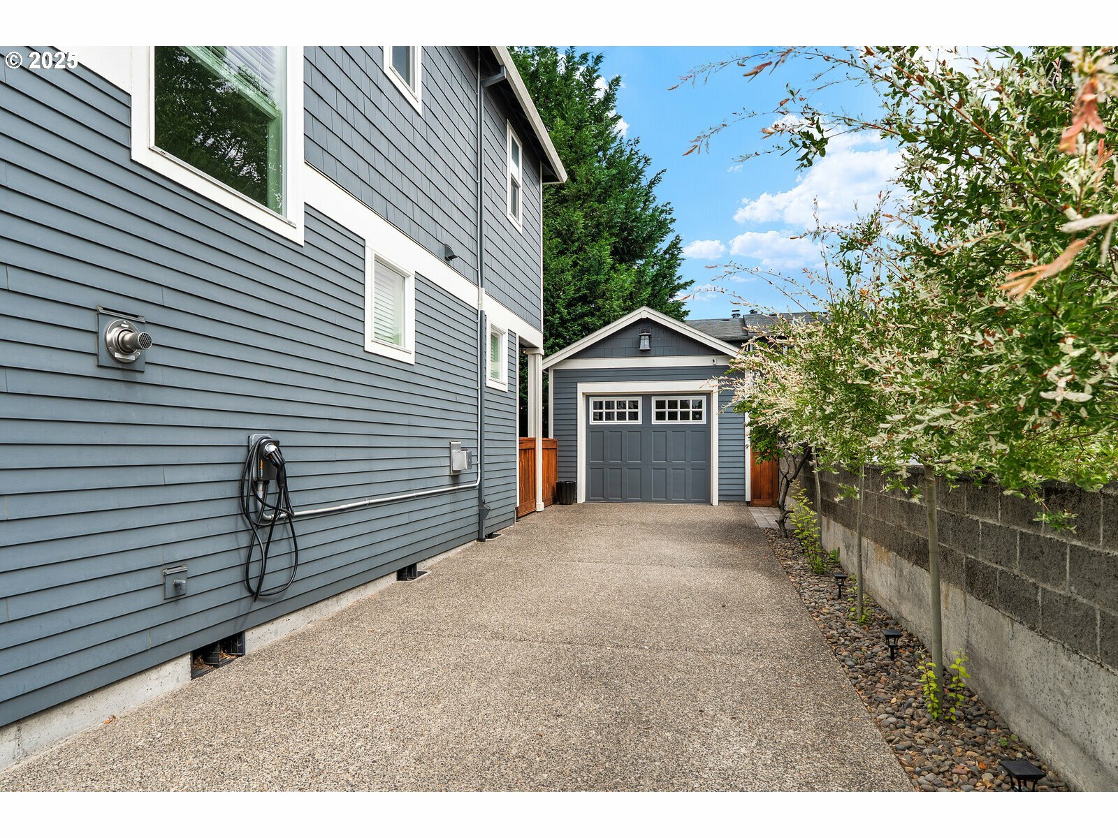 Property Photo: 2303 N Willamette Blvd OR 97217