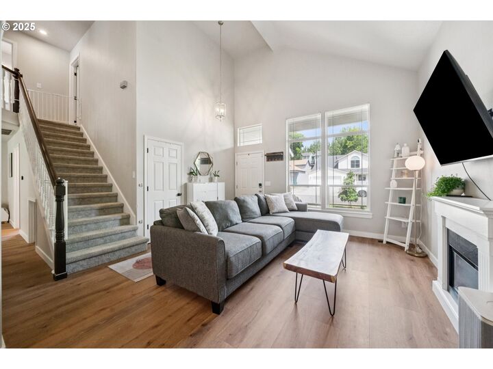 Property Photo:  1686 NE 27th Ter  OR 97030 