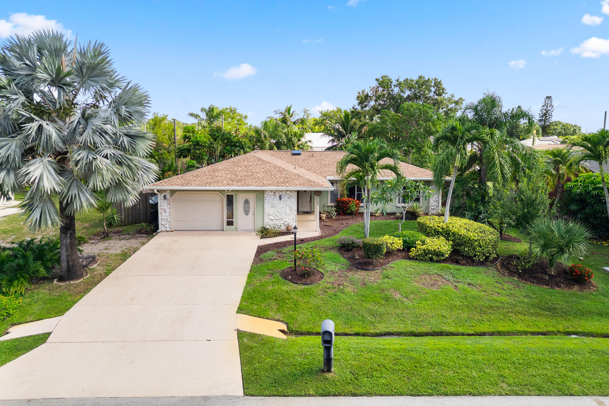 Property Photo:  1107 SE Cambridge Drive  FL 34952 
