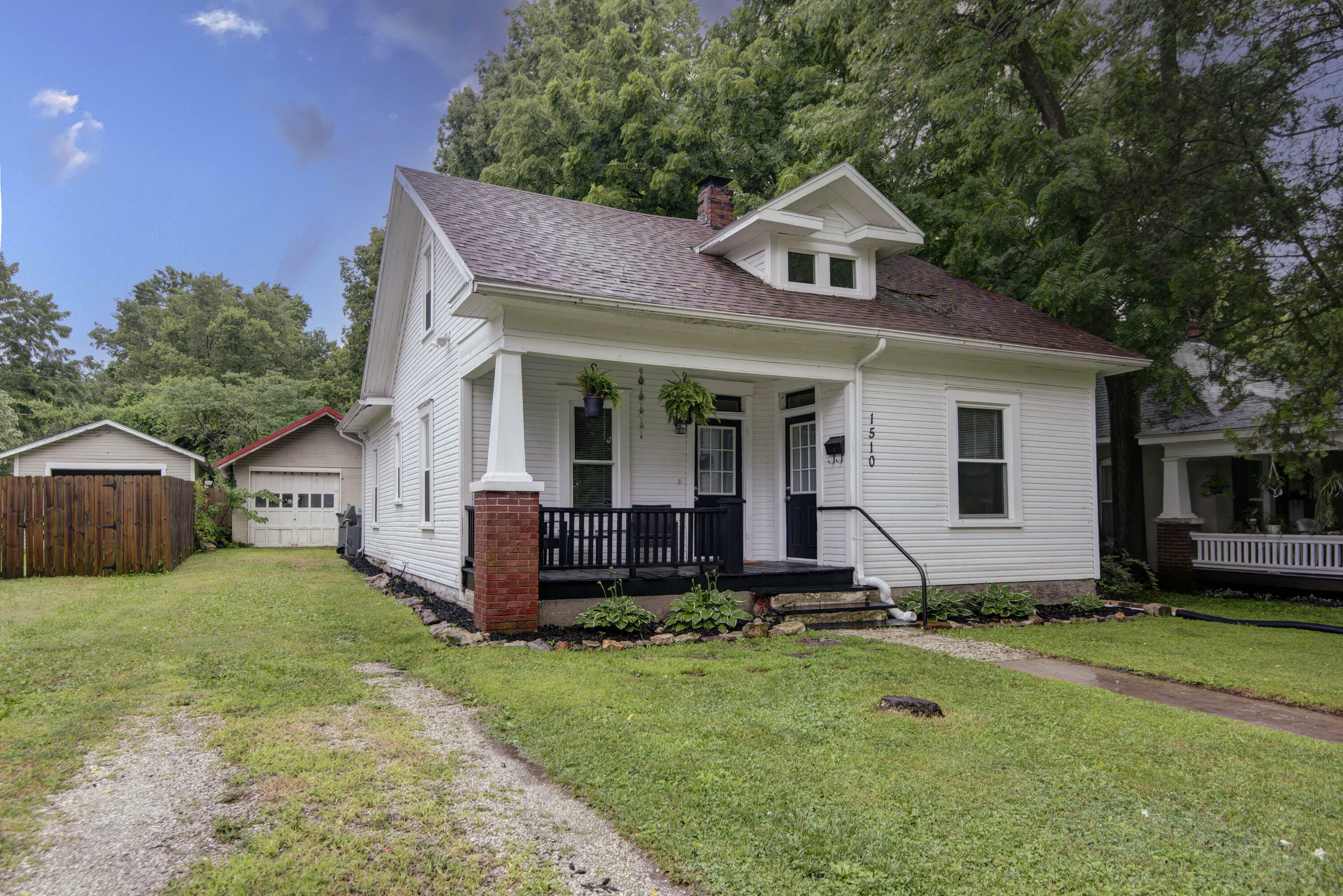 Property Photo:  1510 E McDaniel Street  MO 65802 