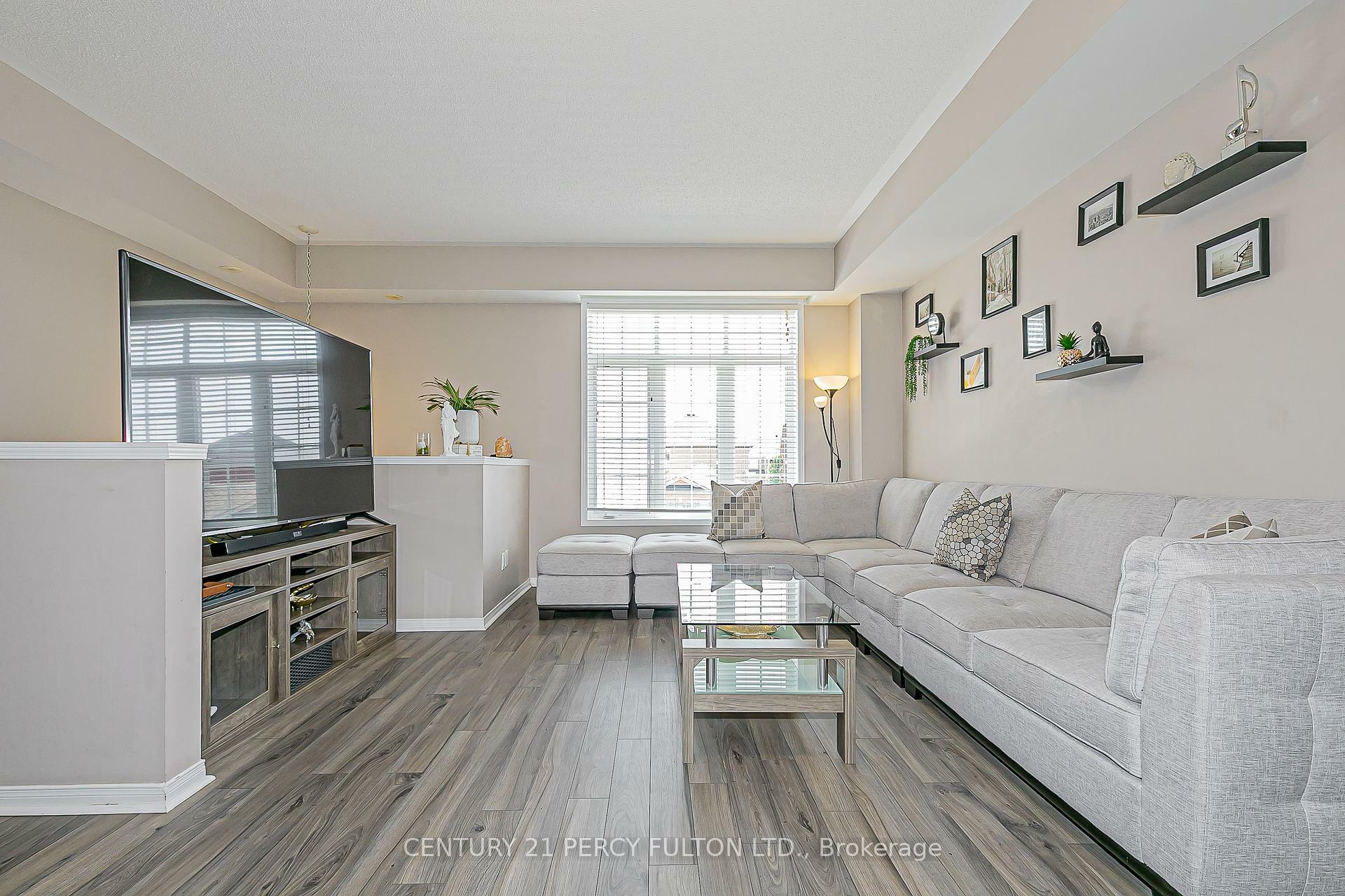 Property Photo: 38 Greensborough Villag Circle 21 ON L6E 0C7