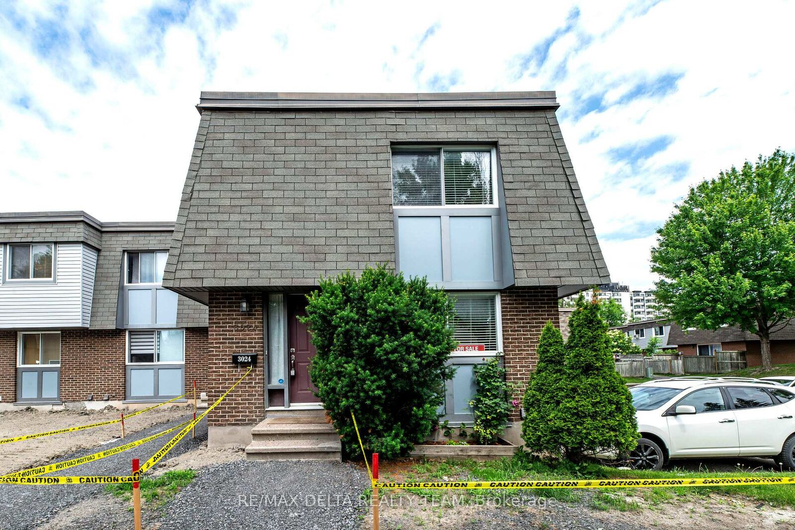 Property Photo: 3024 Fairlea Crescent - ON K1V 8T7
