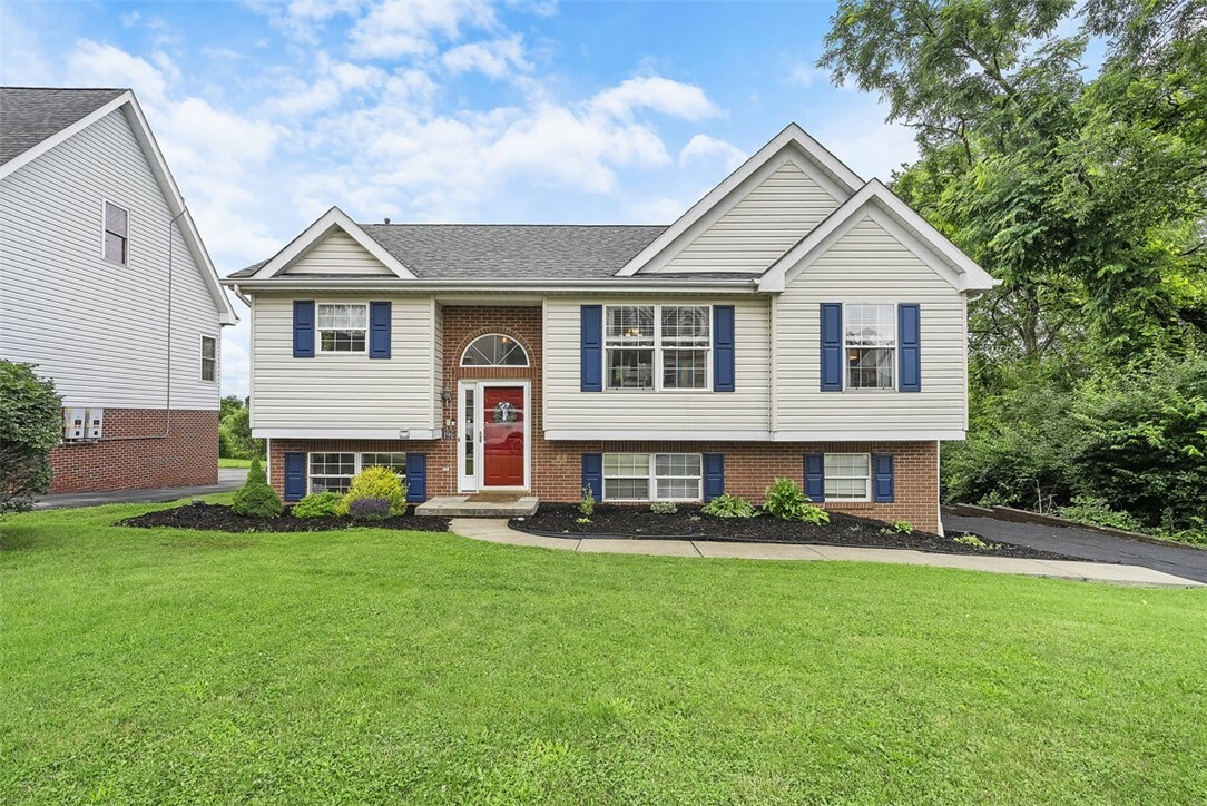 Property Photo: 196 Oakbrook Cir PA 15220