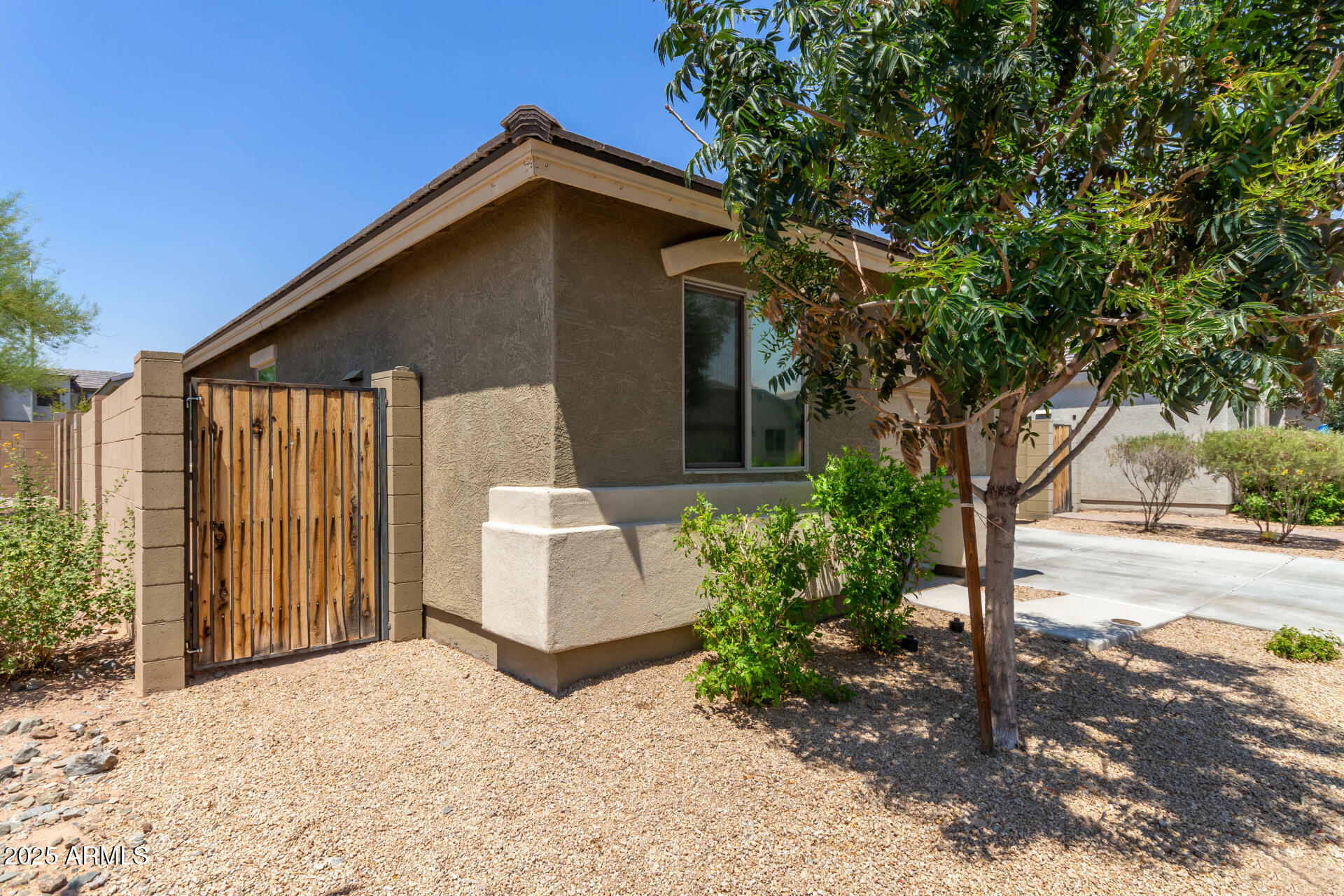 Property Photo:  1940 W Expressman Street  AZ 85120 