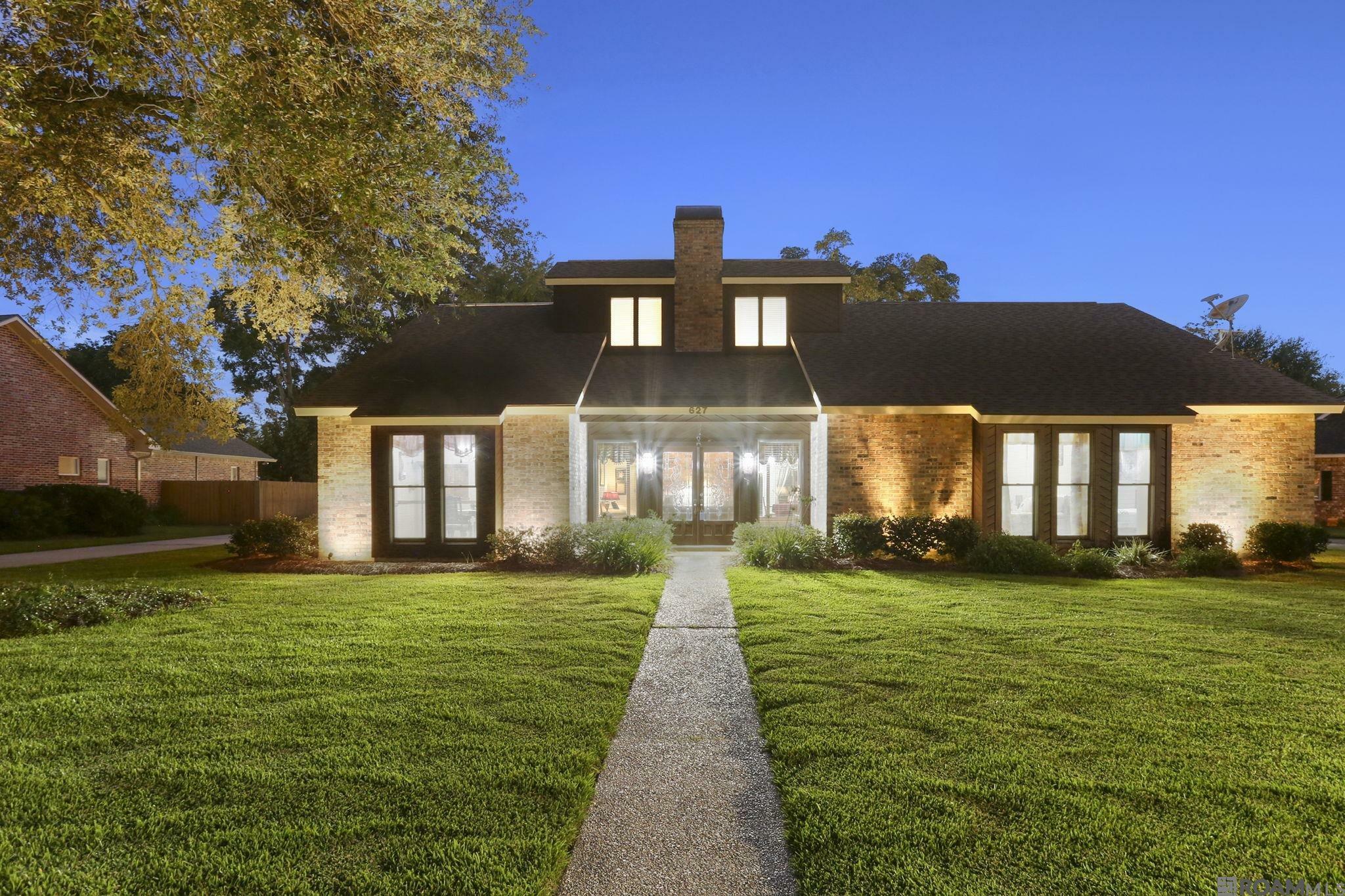 Property Photo: 627 Highland Oaks Dr LA 70810