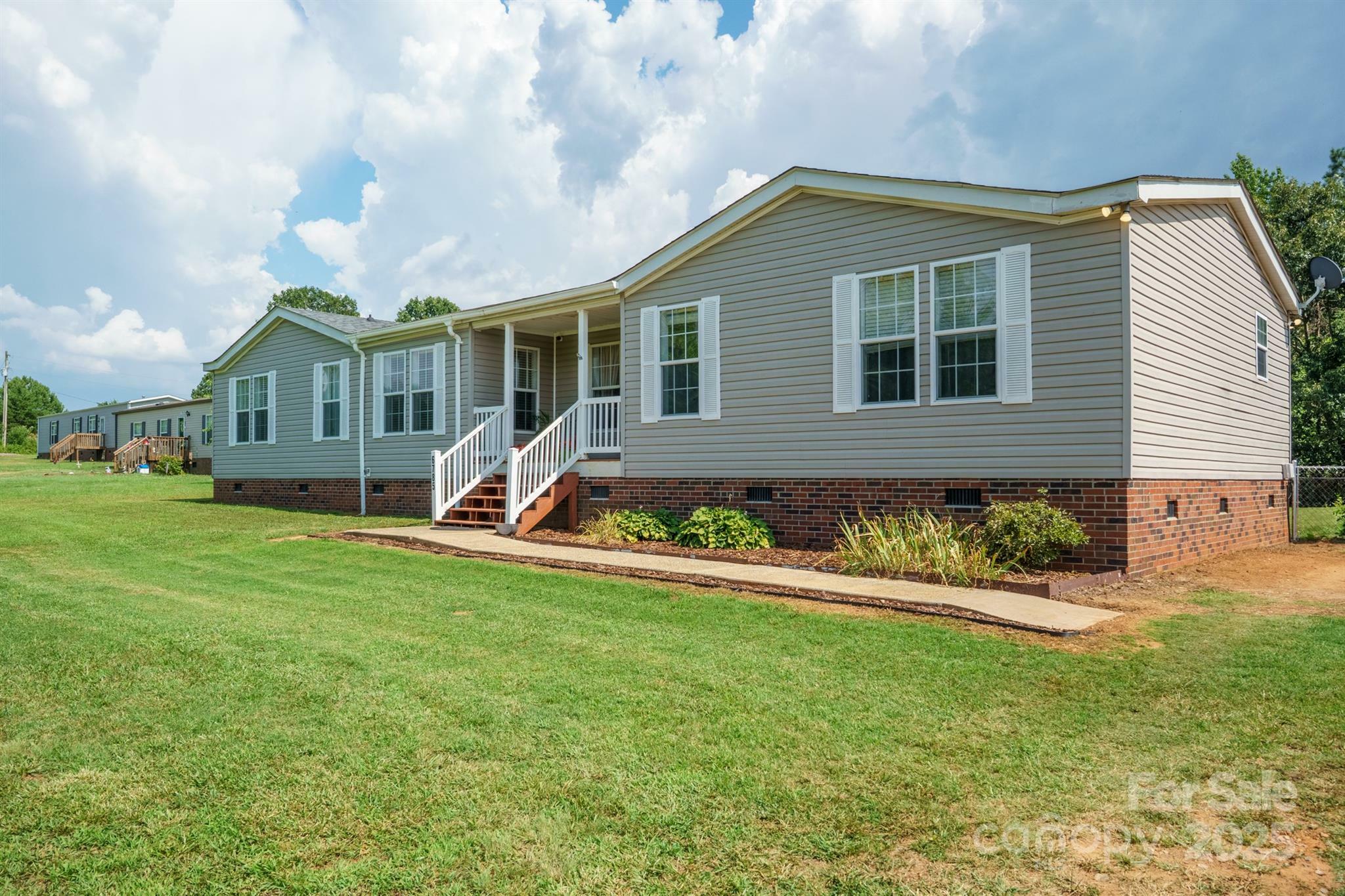 Property Photo: 6785 Knotty Wood Lane NC 28168